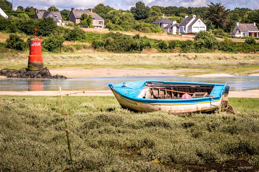 Boat waiting for the tide